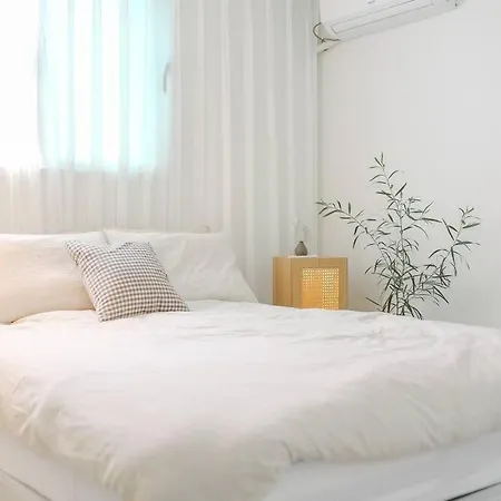 Brick House / Hongik Station 10Min Apartment